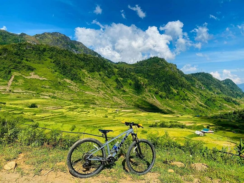 https://sapa-tourism.com/wp-content/uploads/2021/11/bicycle-to-village.jpg
